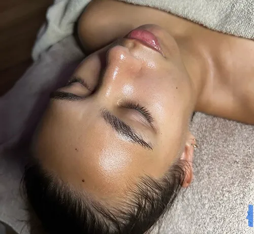 woman getting a facial at Unique To You Darwin